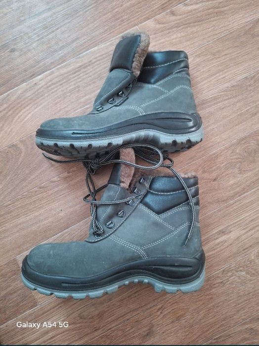 Продам ботинки зимние