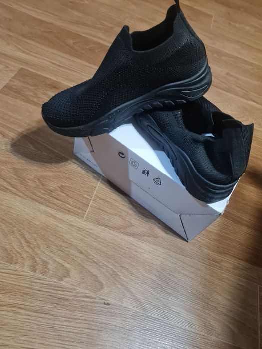 Дамски обувки  за всекидневие и спорт.