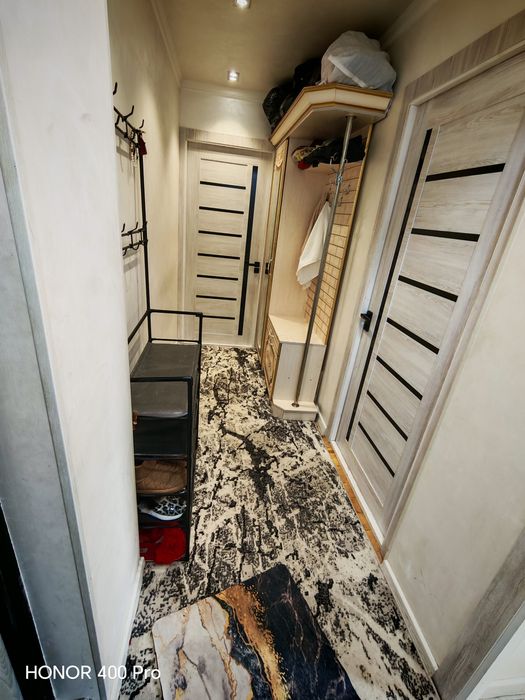 Dom sotiladi 1chi etajda  2xona yevro remont 39kv podvoli bilan