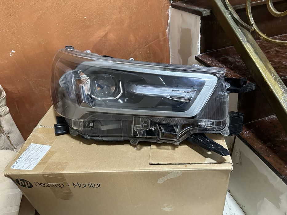 Фара Toyota Hilux