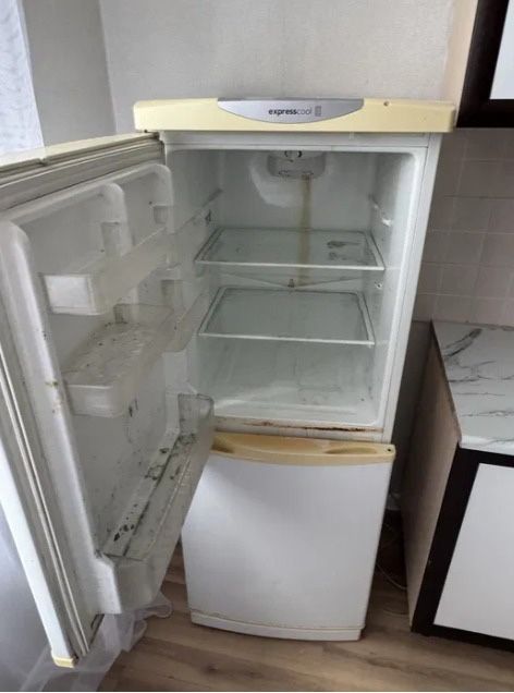 Холодильник отдам даром