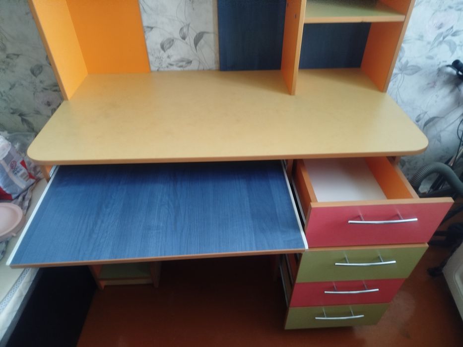 продам компьютерный стол