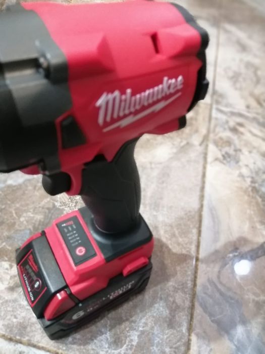Impact pentru insurubat milwaukee cu o baterie de 6A
