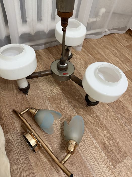 Продам 2 люстры, самовывоз