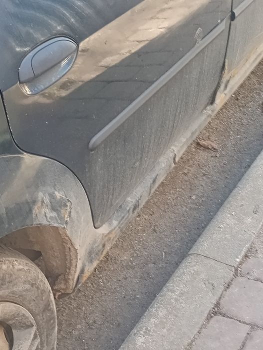 LOGAN 1.4 an 2005 benzina . 2000 lei