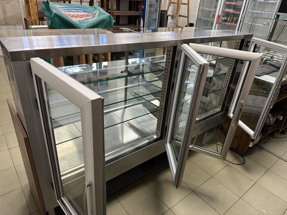 Сладкарска витрина