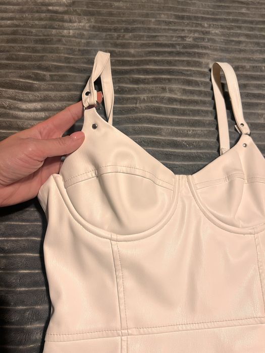 Страхотна бяла кожена рокля