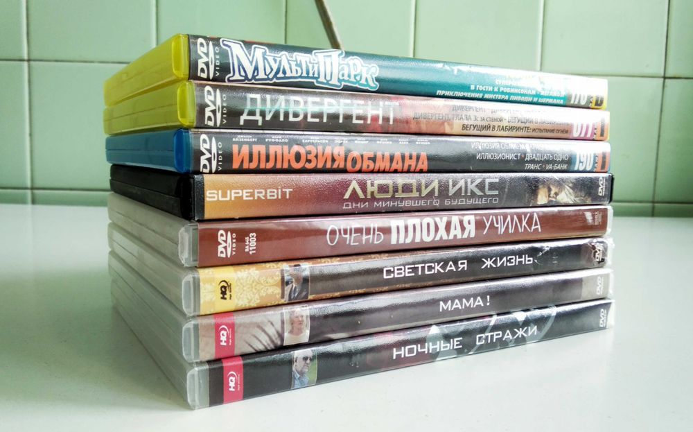 8 дисков с фильмами отличного качества