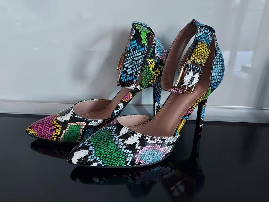 Нови, елегантни и пъстри дамски  сандали ( 39 номер ) !