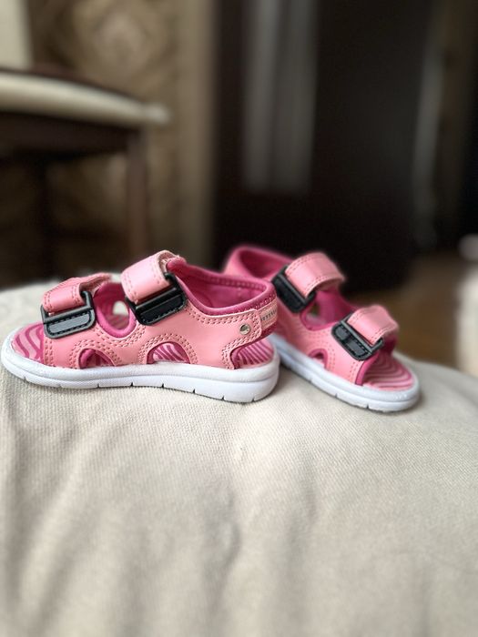 Продам сандалики Reima