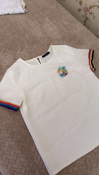 Кофточка нарядная с брошкой