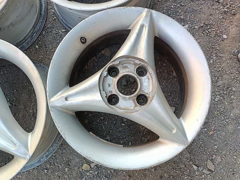 Продам оригинальные легкосплавные диски на Audi 80