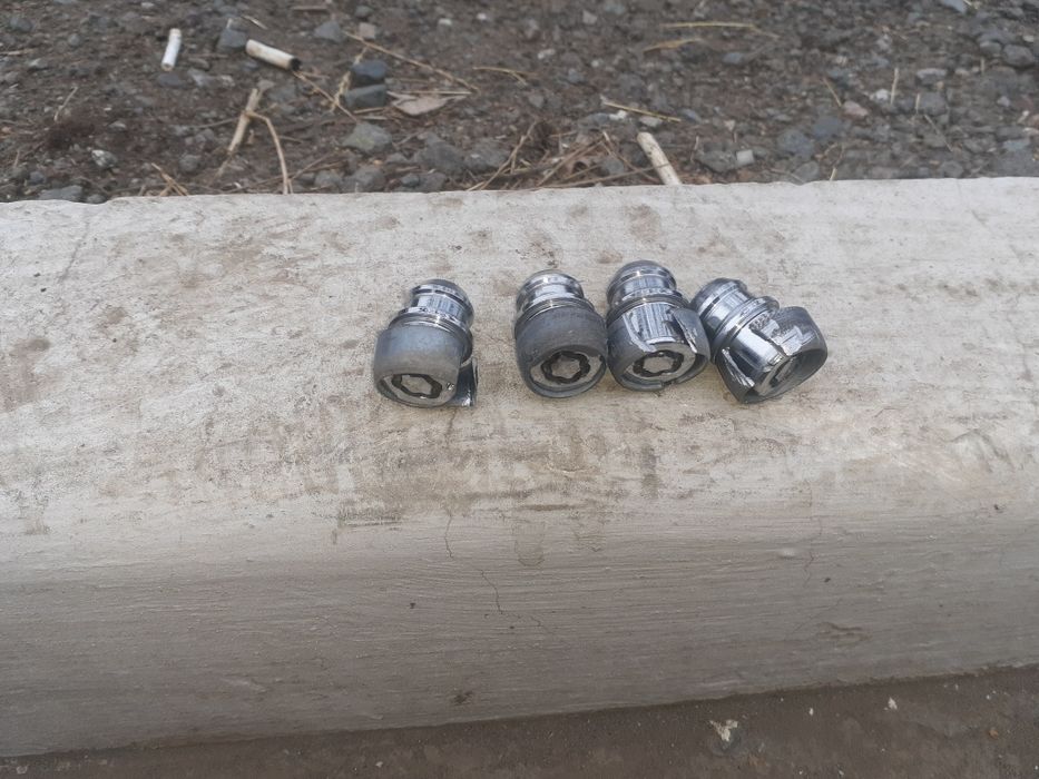 Удалить секретку. Снять секретку. Выкрутить болт с сорванными гранями ...