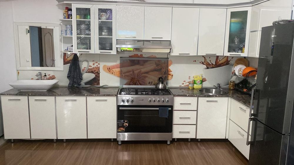 Белый кухонный шкаф