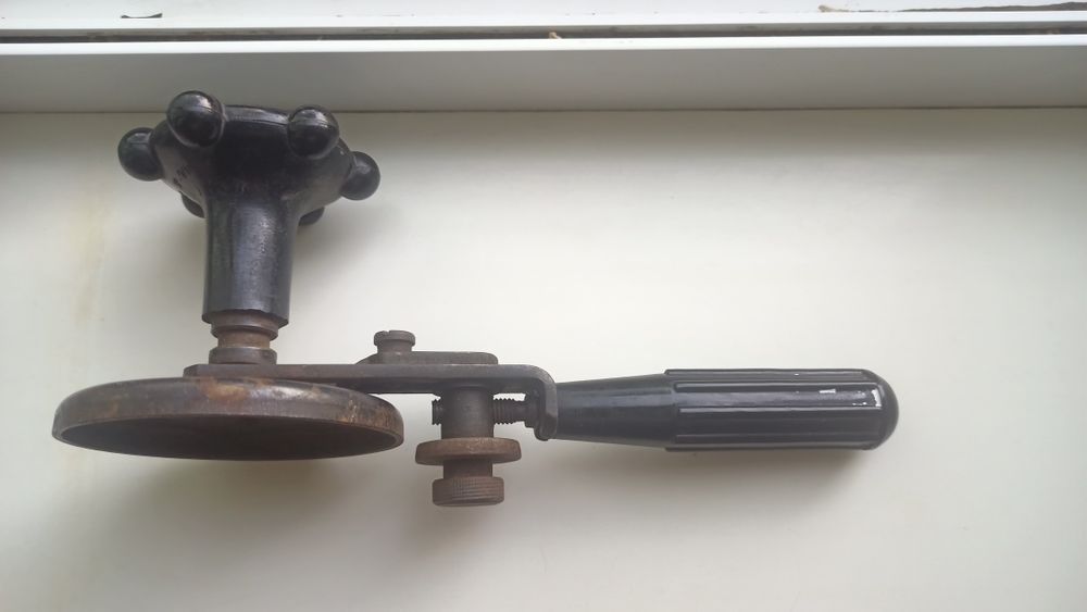 Продам машинку для закрутки банок