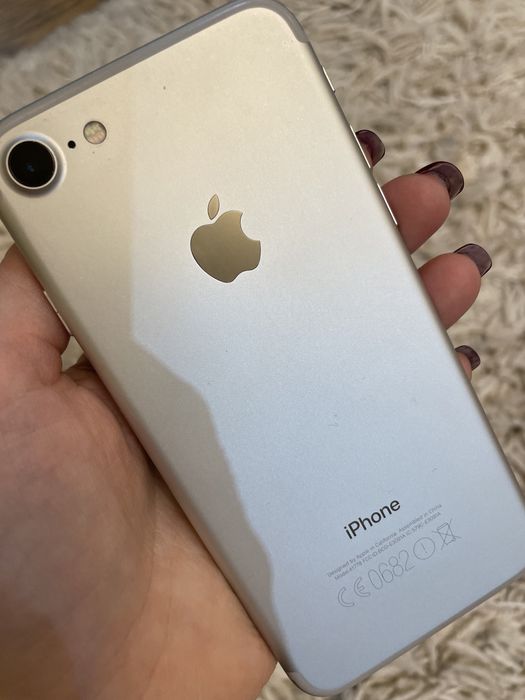 Продам Айфон 7