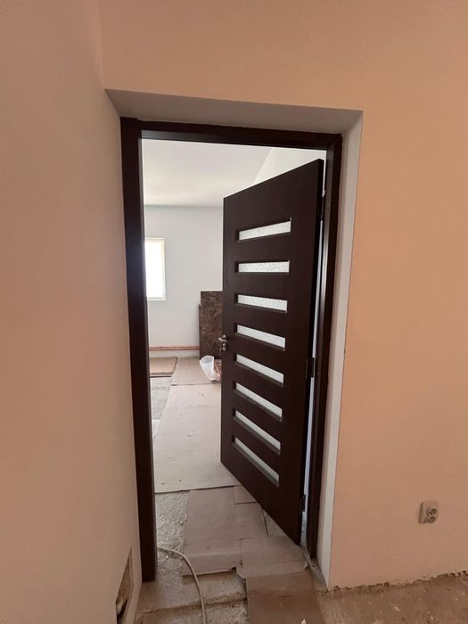 Uși de interior maro, cu geam mat – 3 bucăți