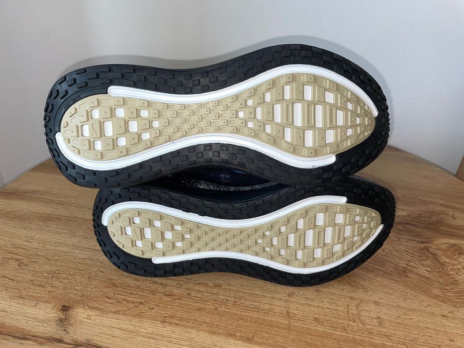Sneakers NIKE Vomero Plus nr 42 - 44