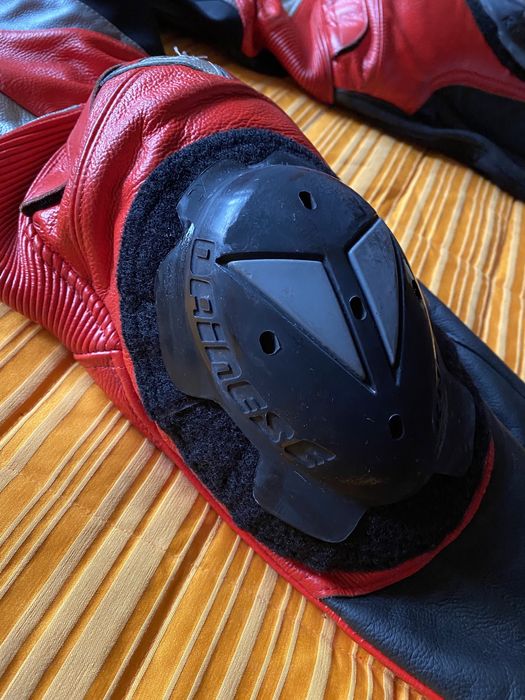 мото екип Dainese 2 части (свързващ цип на кръста)+2 слайдера Daines