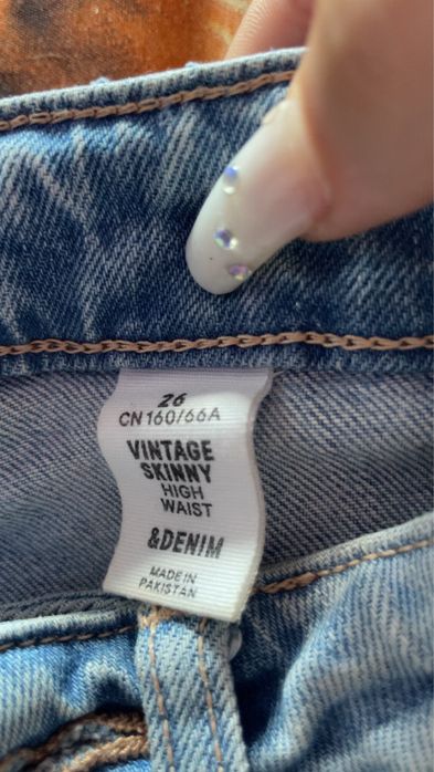 Vand o pereche de blugi Vitange Skinny Denim prețul este de 50 de lei