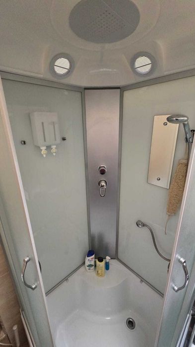 Угловая душевая кабина