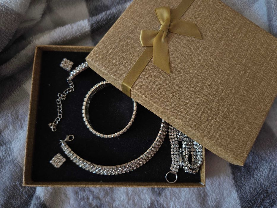 Комплект бижута. Обеци, гердан, гривна и коланче