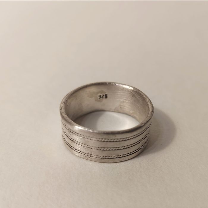 Eleganță și Caracter: Inel Masiv din Argint 925 – Model Bandă Texturat