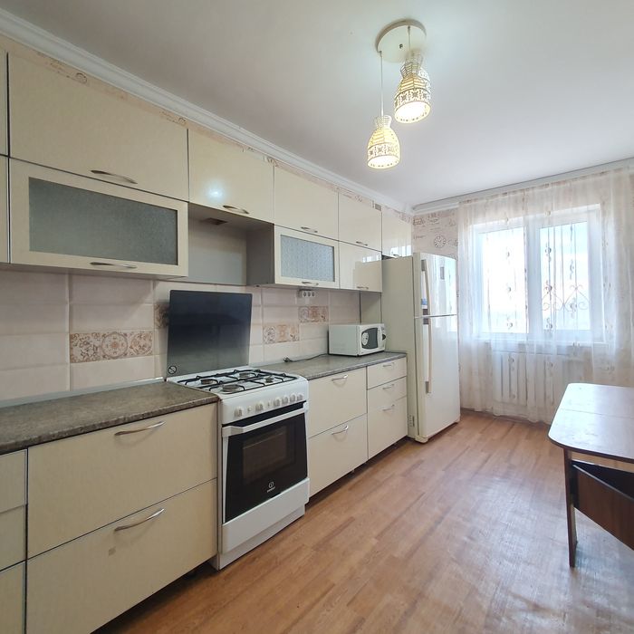 Продам 3х кв. в 12 мкр, кирпичный дом.