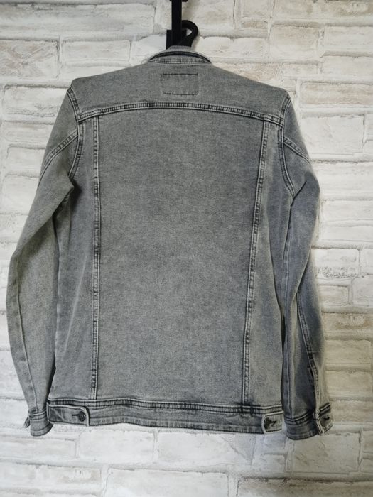 Продам джинсовую куртку р-р46