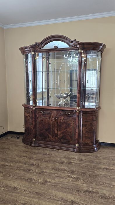 Продам горку и комод с зеркалом в отличном состоянии