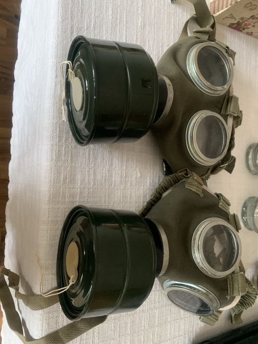 Măști de gaze militare vintage + filtre sigilate – stare excelentă