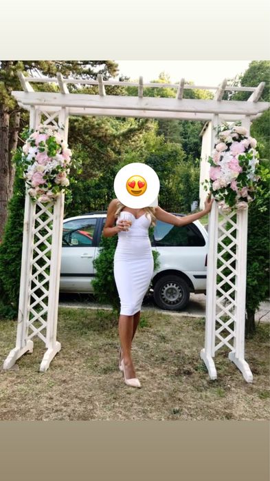 Бяла рокля по тялото