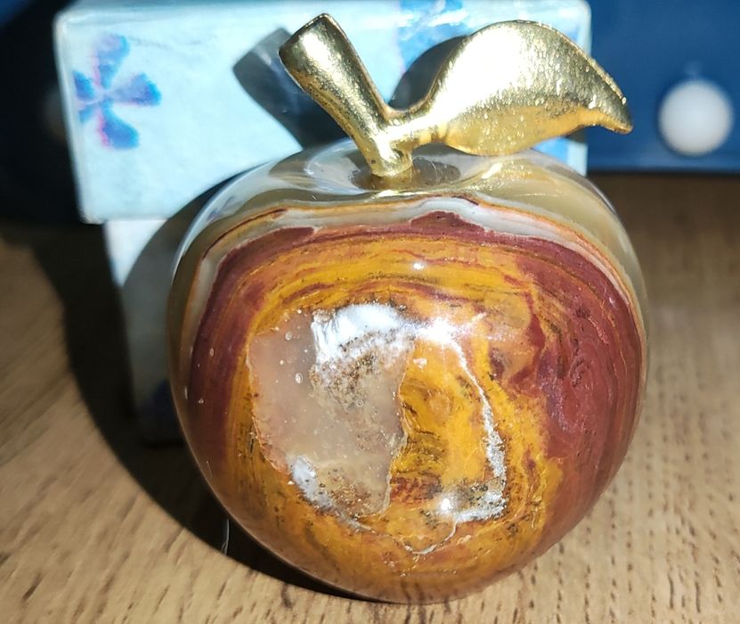 Часы-яблоко из камня оникс. С коробкой.