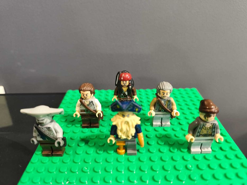 LEGO Минифигурки „Карибски пирати“