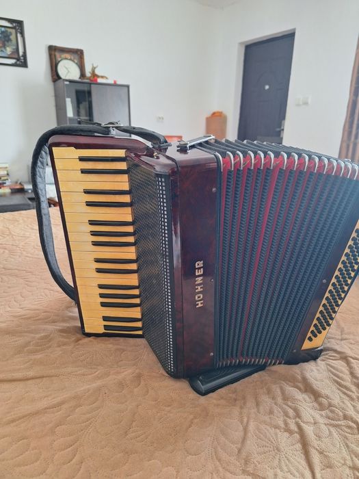 Vand acordeon Hohner in sita 80 de basi, adus recent din germania