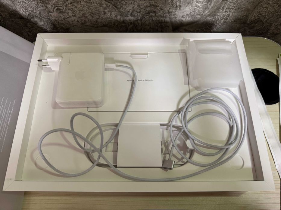 Продаю MacBook Pro 16” (M2 Pro) 512/16ГБ Silver Идеал (2023 года)