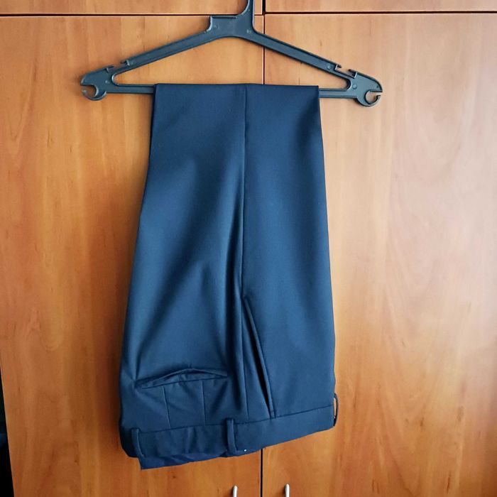 Мъжки костюм Теодор в комплект с черни обувки и колан