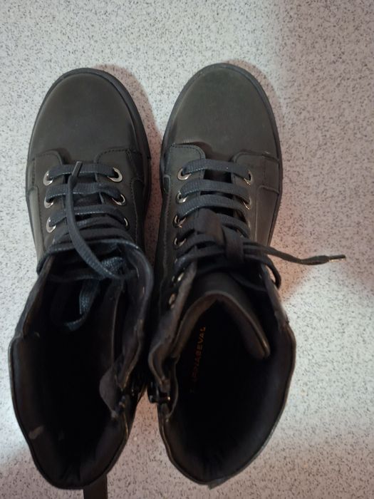 Tenisi din piele marimea 37