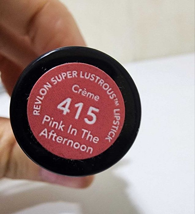 Помада с увлажнением Revlon Lipstick