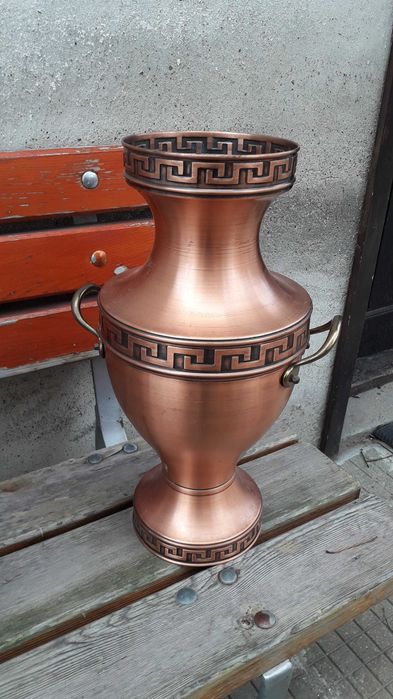 медна ваза с орнаменти