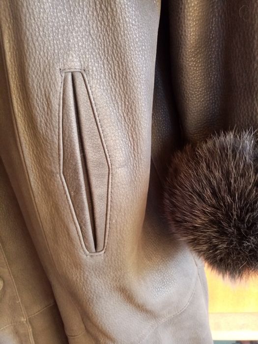 Кожаное пальто с песцовым воротником