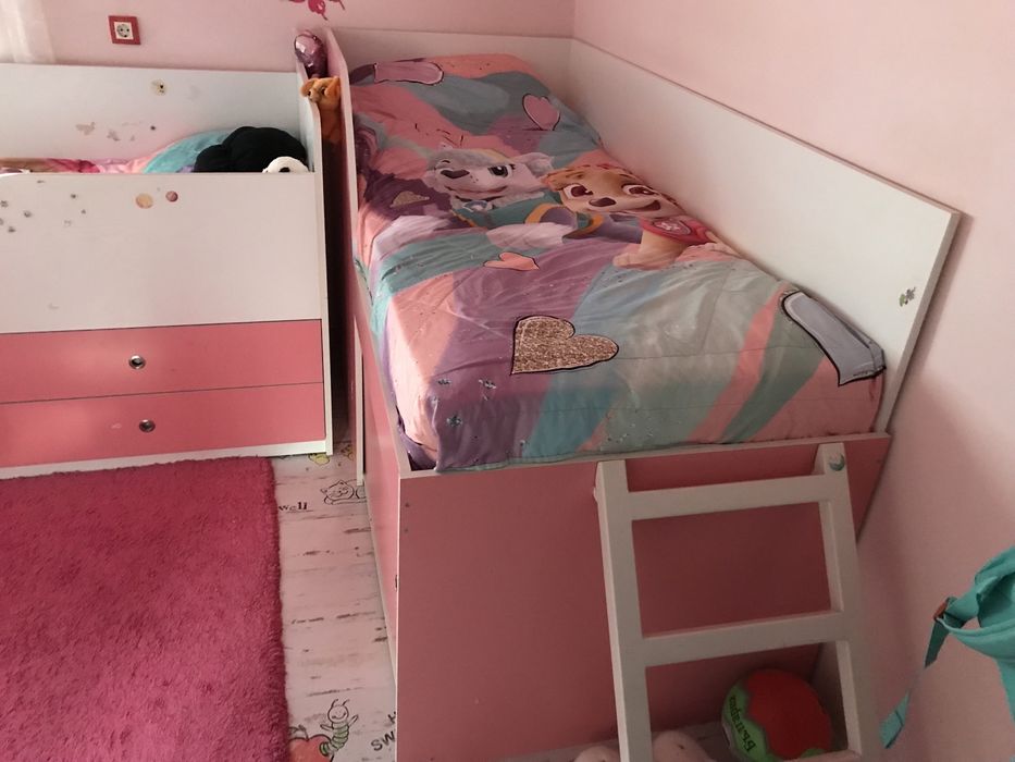 Мебели за детска стая;две креватчета с матрак,Гардероб,може и ламината