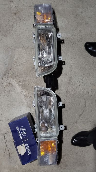 Продаётся фары от хюндай HD 120  ПОЛНЫЙ КОМПЛЕКТ ПРАВЫЙ И ЛЕВЫЙ ФАРЫ