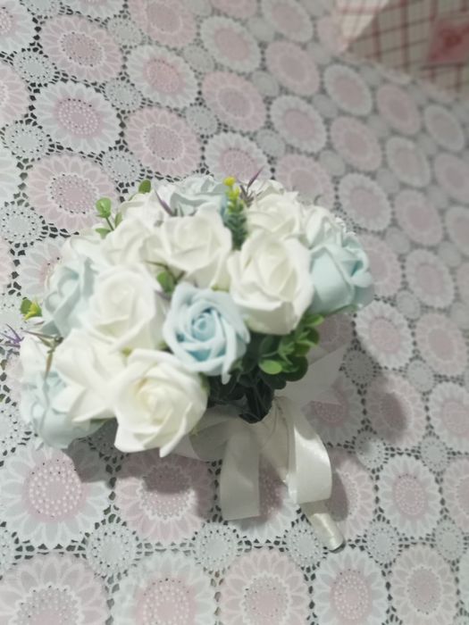Vând buchet de florii din săpun și coșuleț cu flori de pus in piept