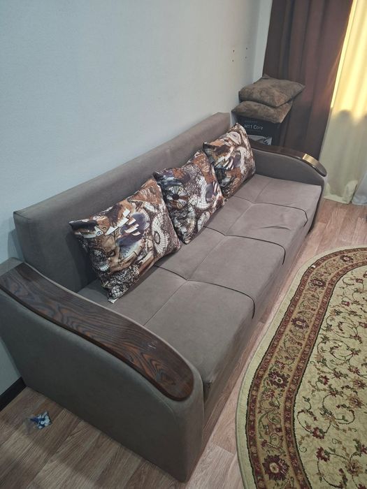 Продам диван с подушками