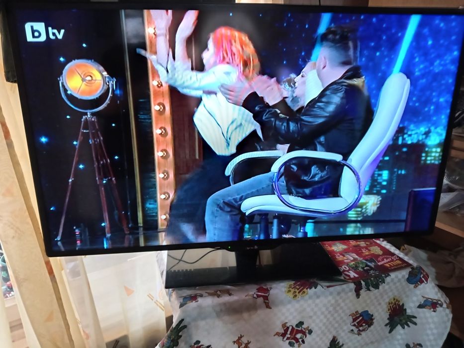 Продавам телевизор Arileri 40in smart използван само лично предаване