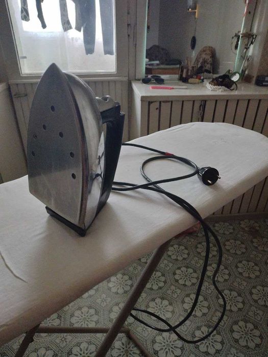 Продам диван, кресло, холодильник, кухонный гарнитур, стол, стул, утюг