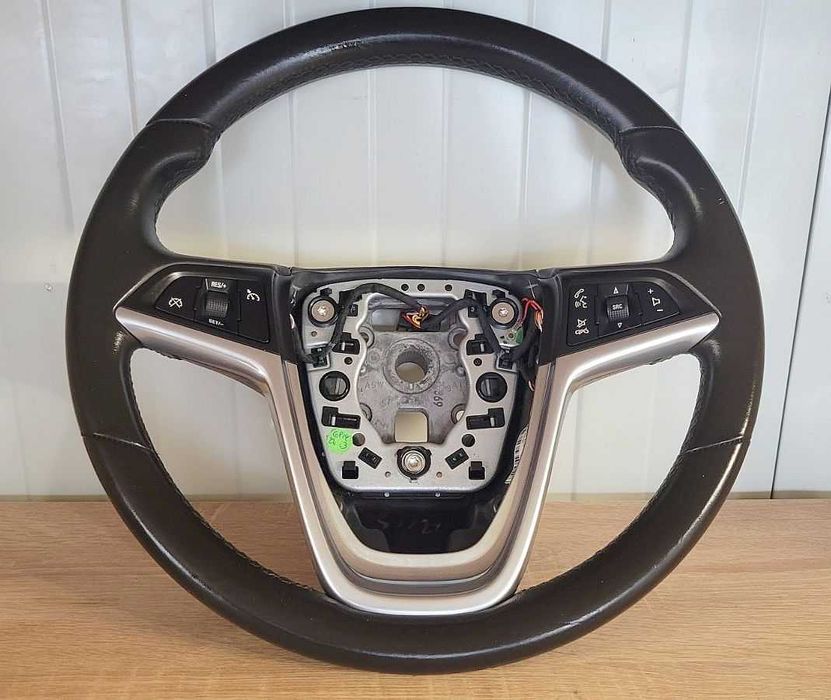 Продавам много запазен кожен волан за Opel Insignia 2008 - 2013