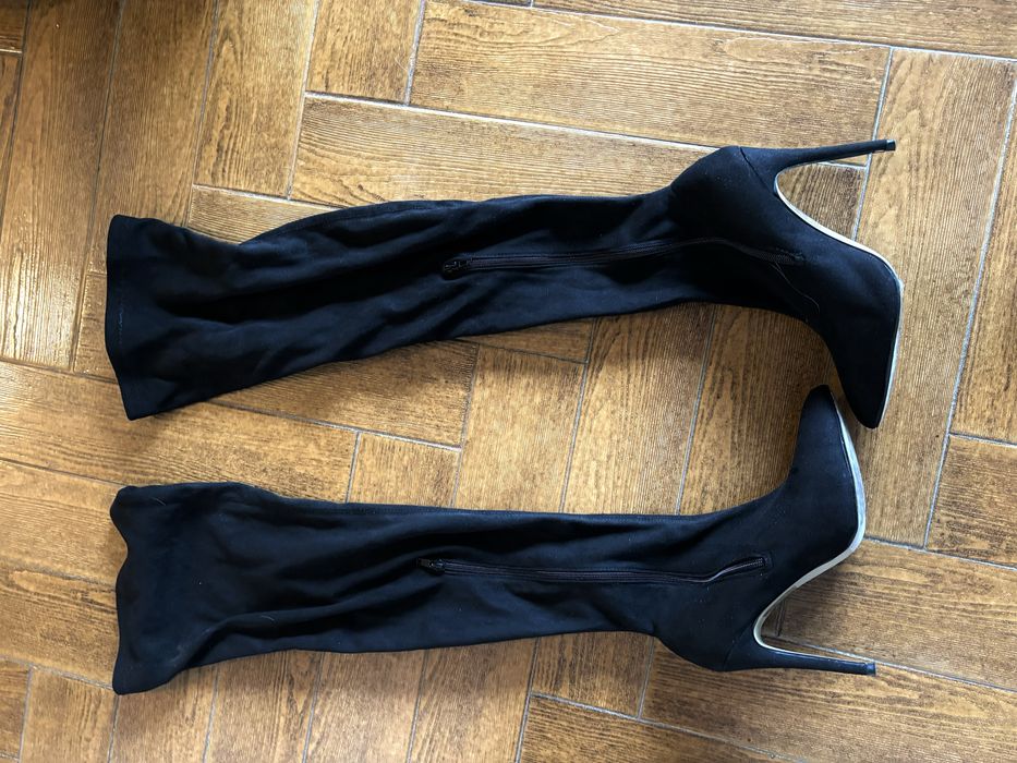 Cizme negre pana peste genunghi cu toc ascutit