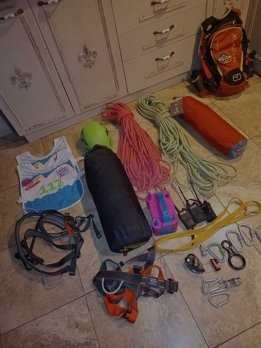 Vând echipamente de munte și ape